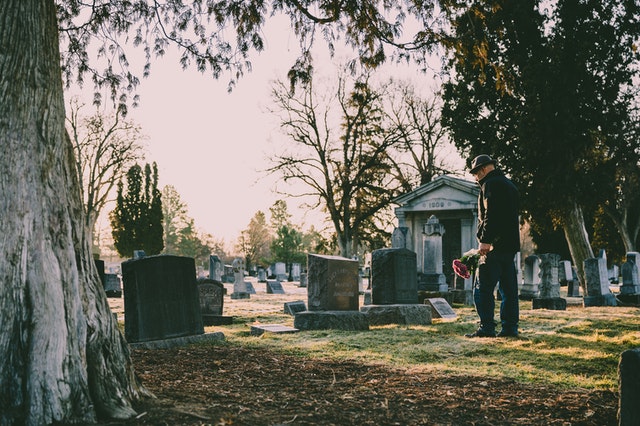 What to Remember When Bringing Kids to Cemeteries
